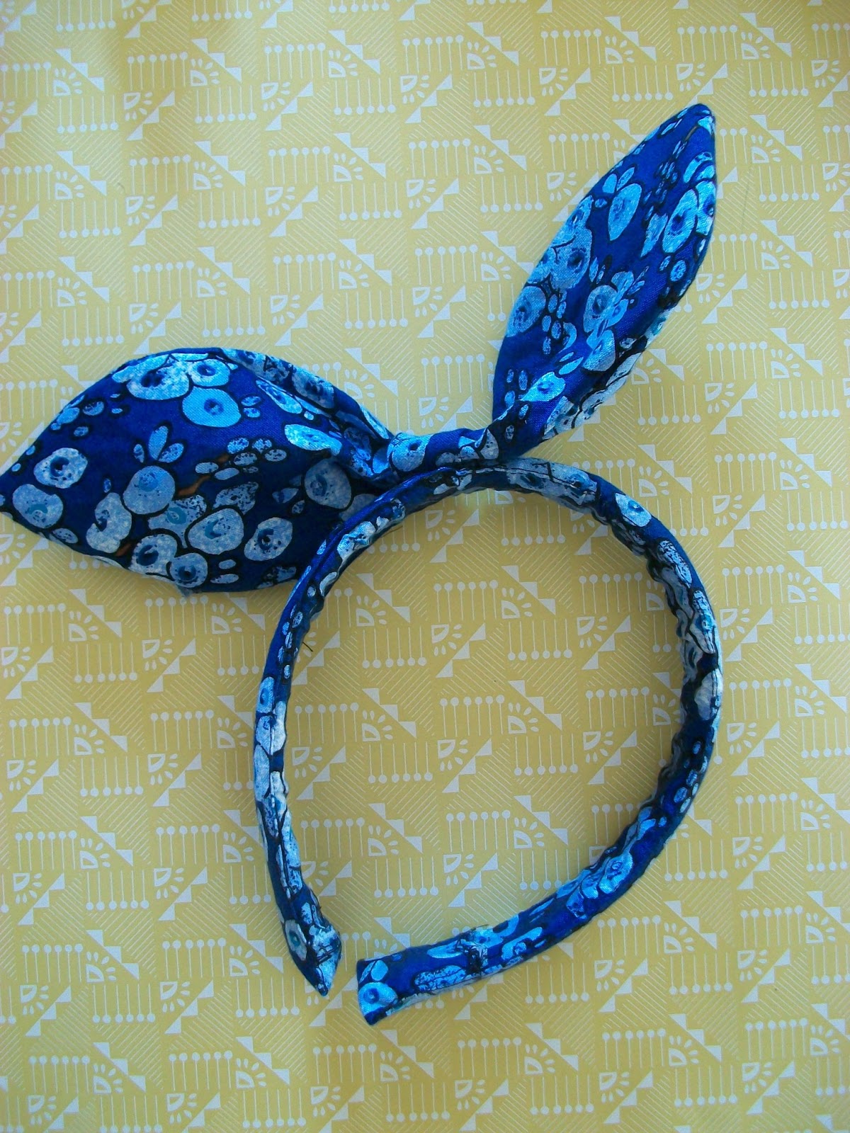 Last-Year Girl: V&A Craft Challenge: How To Make A Fabric-Covered Hairband  With Bow