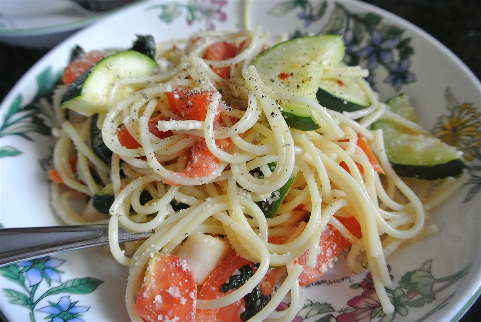 Simple Pasta with Scallops, Zucchini and Tomatoes