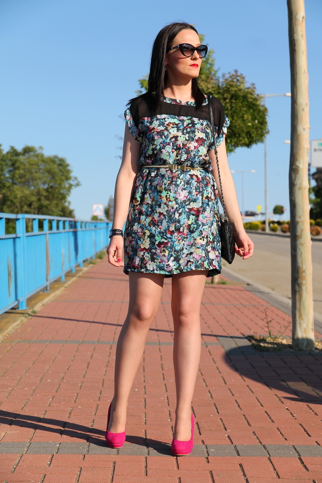 VESTIDO DE FLORES Y ZAPATOS FUCSIAS - Black Dress Inspiration