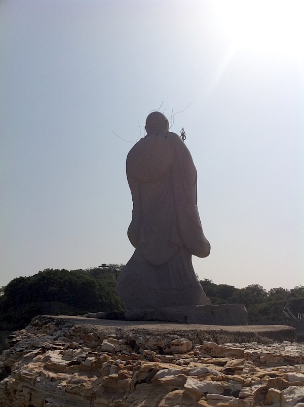 弘法大師上陸像の背後