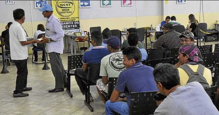 Operários demitidos por empreiteiras tentam vaga no sindicato. Crise na economia desaqueceu o setor. Foto: D.A. Press