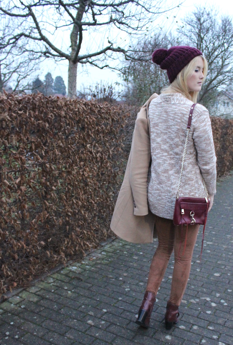 Outfit mit Sale Schnäppchen: braune Wildlederleggings und Strickcardigan Outfit mit Sale Schnäppchen: braune Wildlederleggings und Strickcardigan