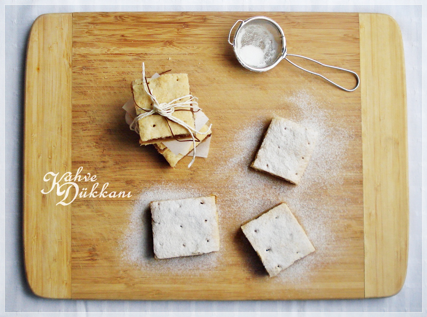 EKŞİ ELMALI BİSKÜVİ ve �Ben Sümüklü Böcek Yemem� Leyla�nın Kahve Dükkanı