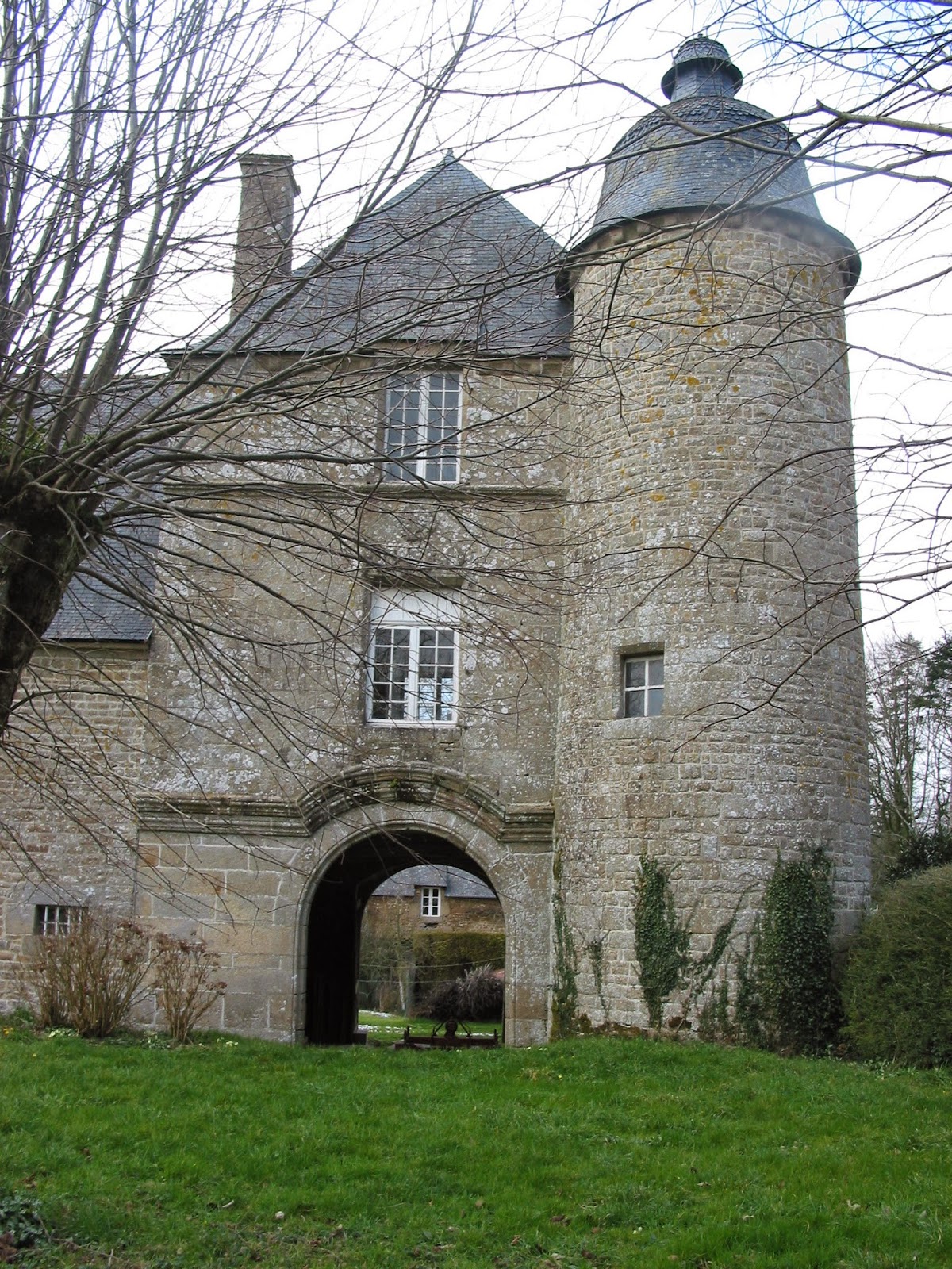 Société d'Histoire et d'Archéologie du Pays de Fougères Les châteaux