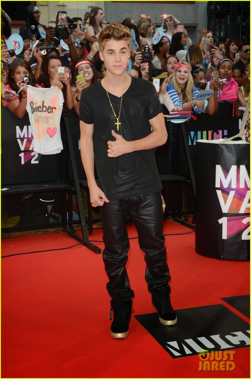 Short Celebrities: Justin Bieber's height is 5ft 6.5in (169 cm)