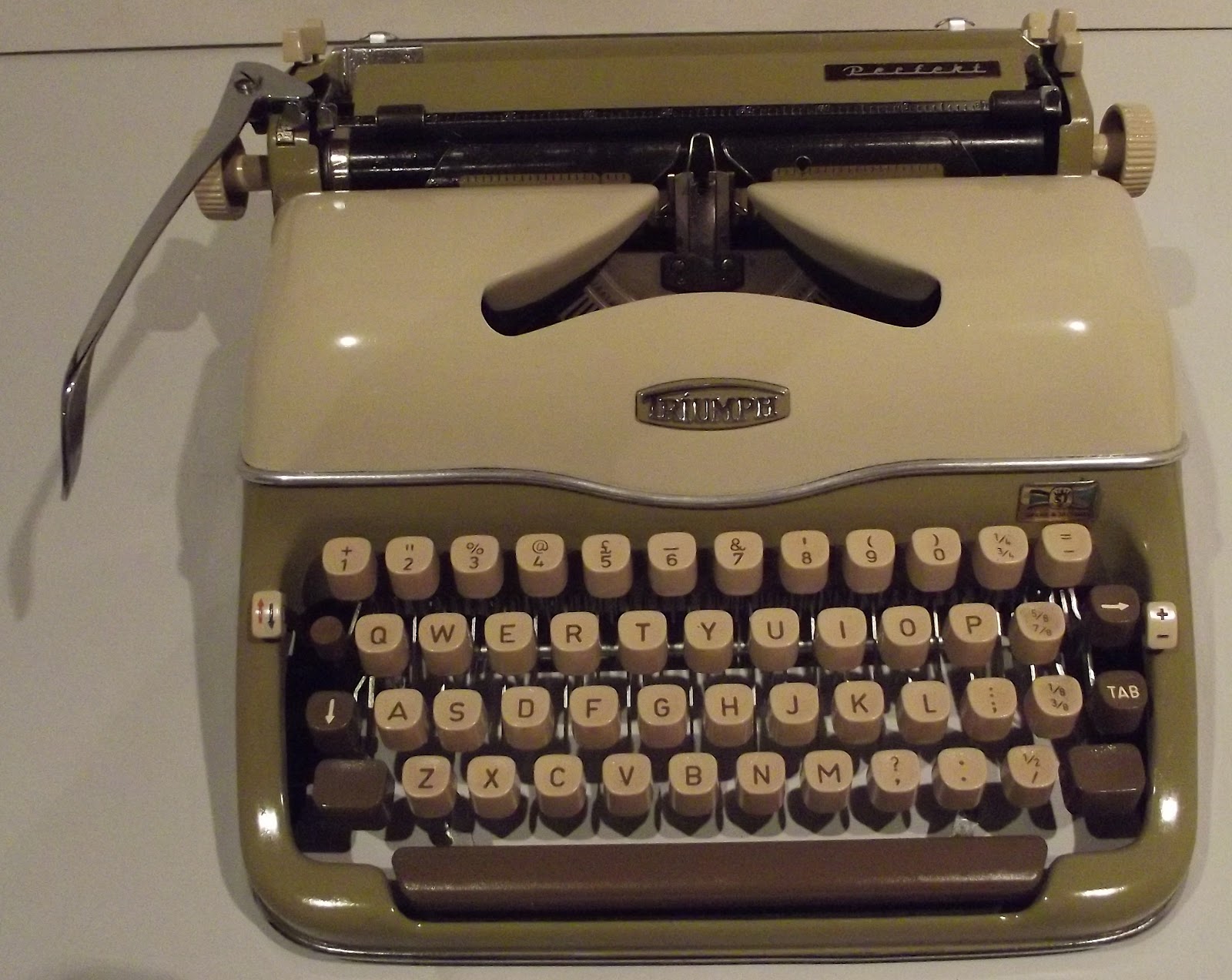 oz.Typewriter Triumph Portable Typewriters