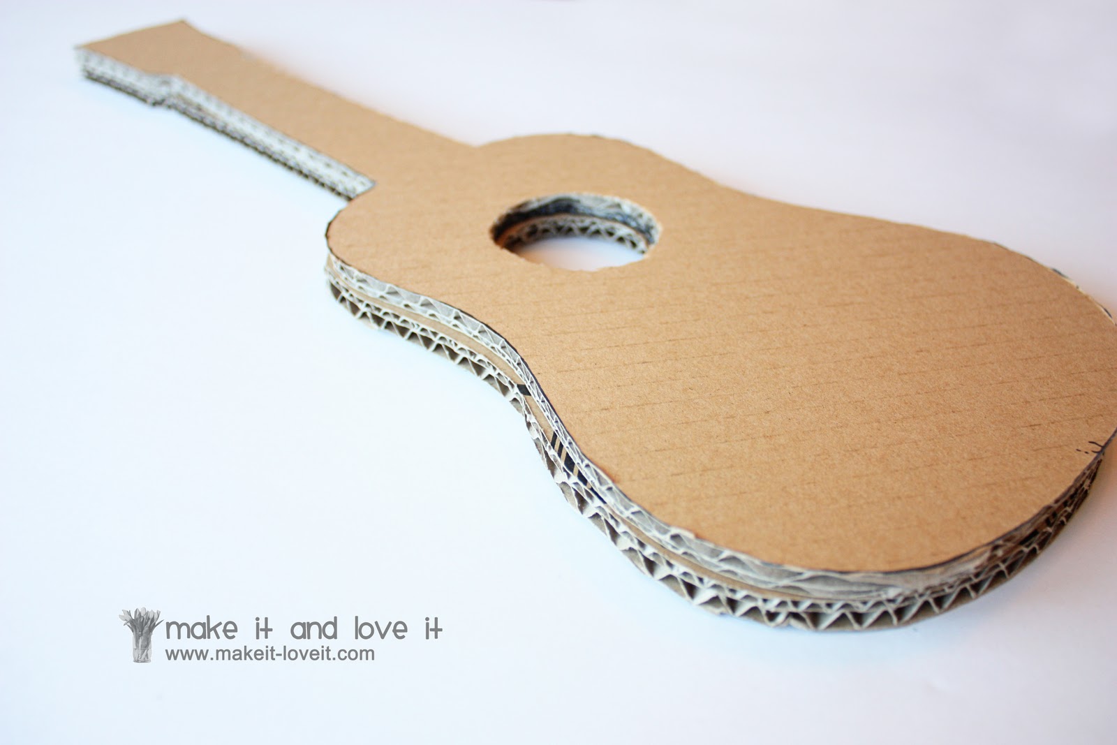 **Coisinhas Fofas** Violão feito de papelão