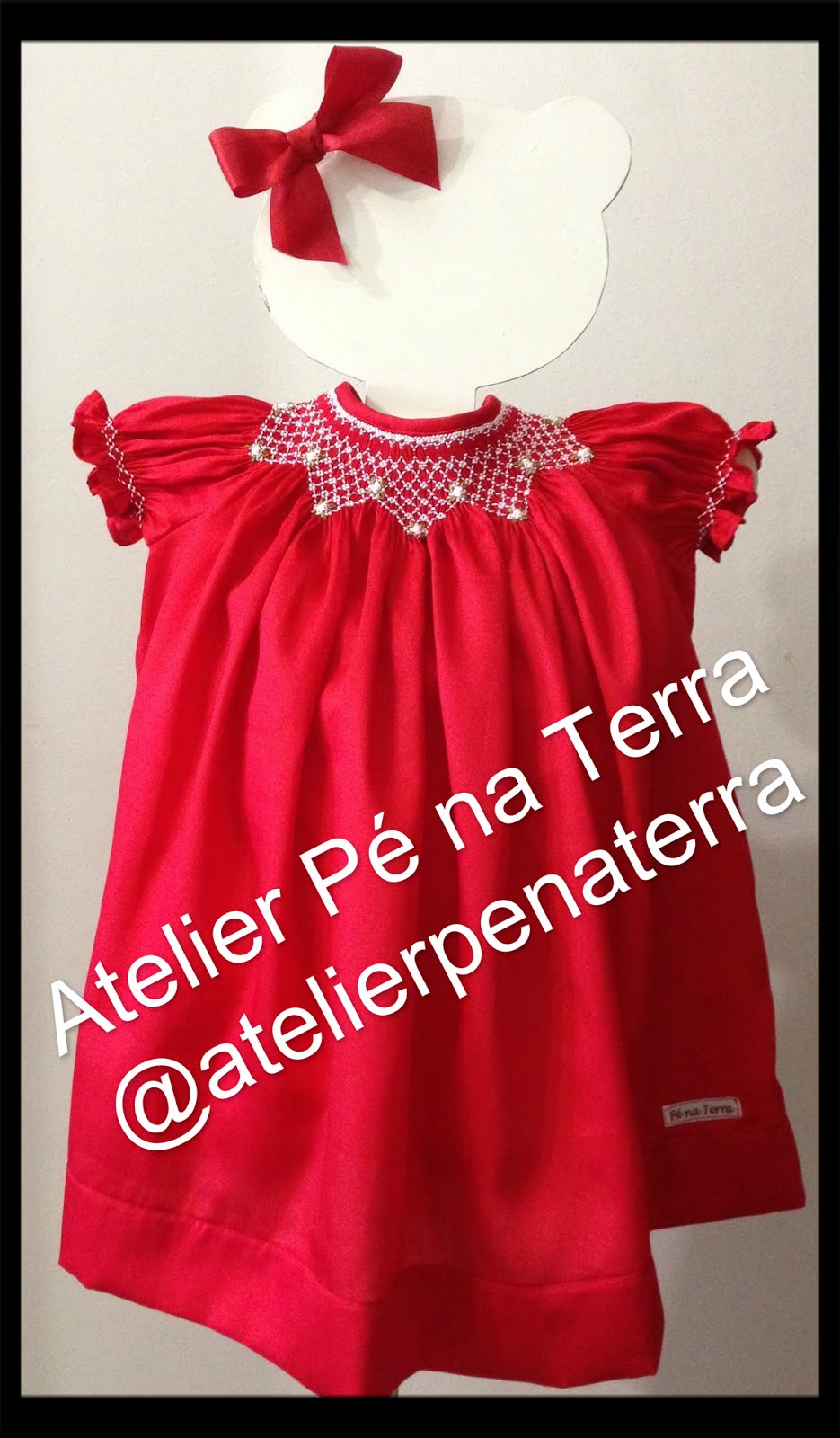 Vestido vermelho bordado em ponto smock