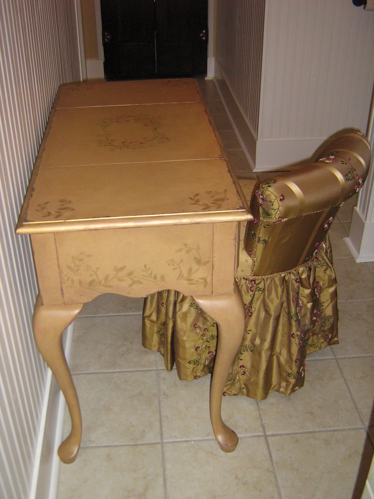 LYNDA BERGMAN DECORATIVE ARTISAN PAINTING AND DISTRESSING A VANITY TO