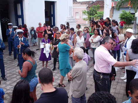 FIÉIS NA FRENTE DA CATEDRAL NA FESTA DE SANTO ANTONIO