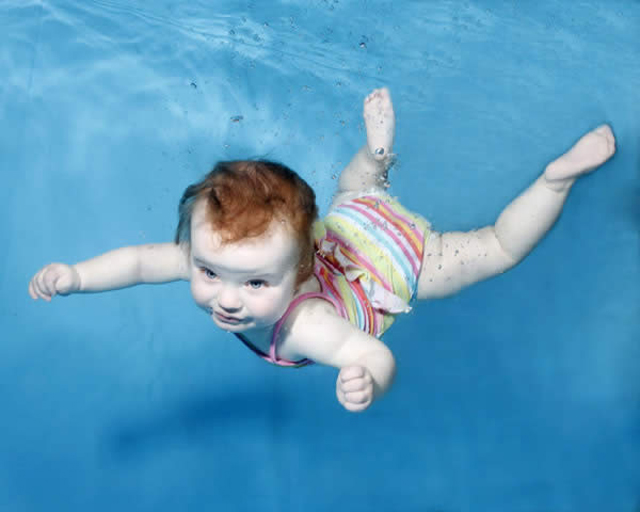 best photos 2 share 8 Photos of Adorable Babies Swimming Underwater