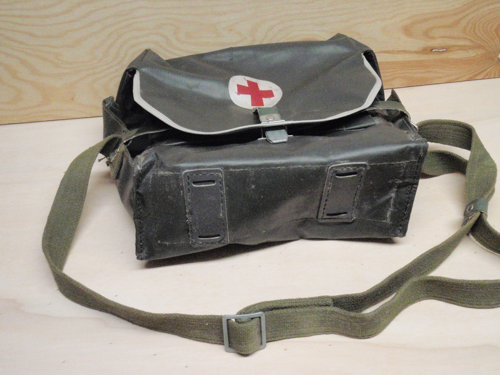 bingbabel East German Army NVA Medic First Aid Kit Bag 1970 / 1980s