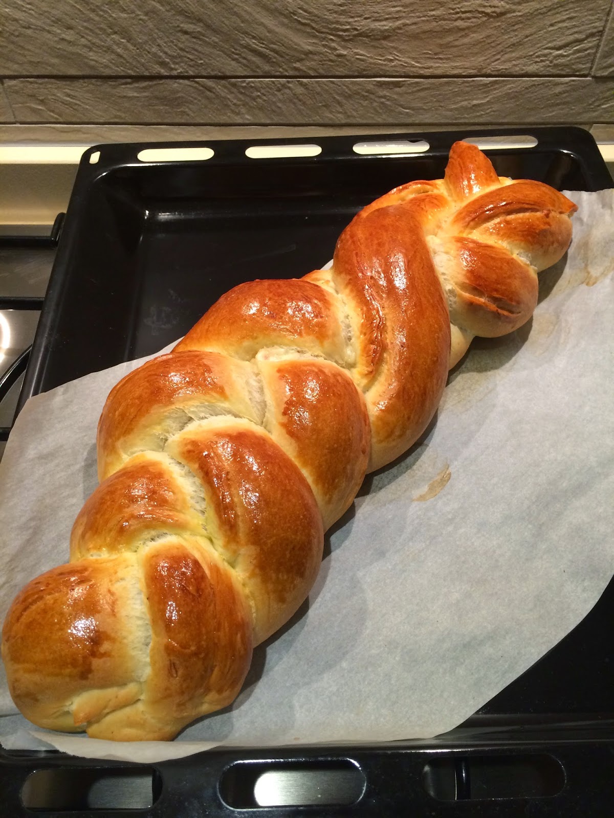 Treccia di pan brioche speck e asiago Ricetta ed ingredienti dei