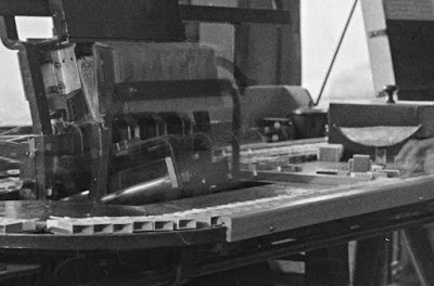 Zündholzfabrik - Detailaufnahme - Frau an eine Maschine - 1930-1940 - Kunststoff-Negativ Kodak AG