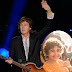 Paul McCartney usa pulseira em show feita por fã brasileiro de 10 anos