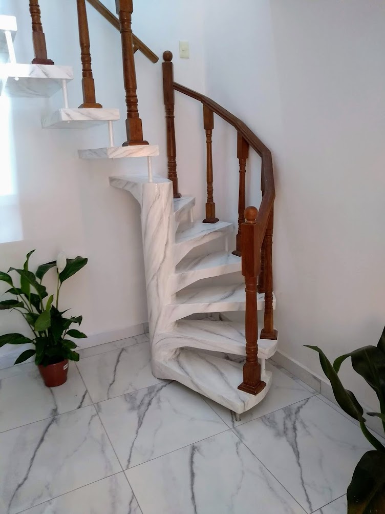 Acabamento para escada concreto com pintura marmorizada.