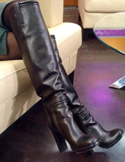 BOOT SELFIES!!! THE NEWS LADIES LOVE TO TAKE PICTURES OF THEIR FABULOUS FOOTWEAR!!!