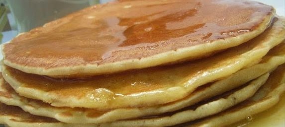 Tortitas Con Cuajada Y Sirope De Caramelo
