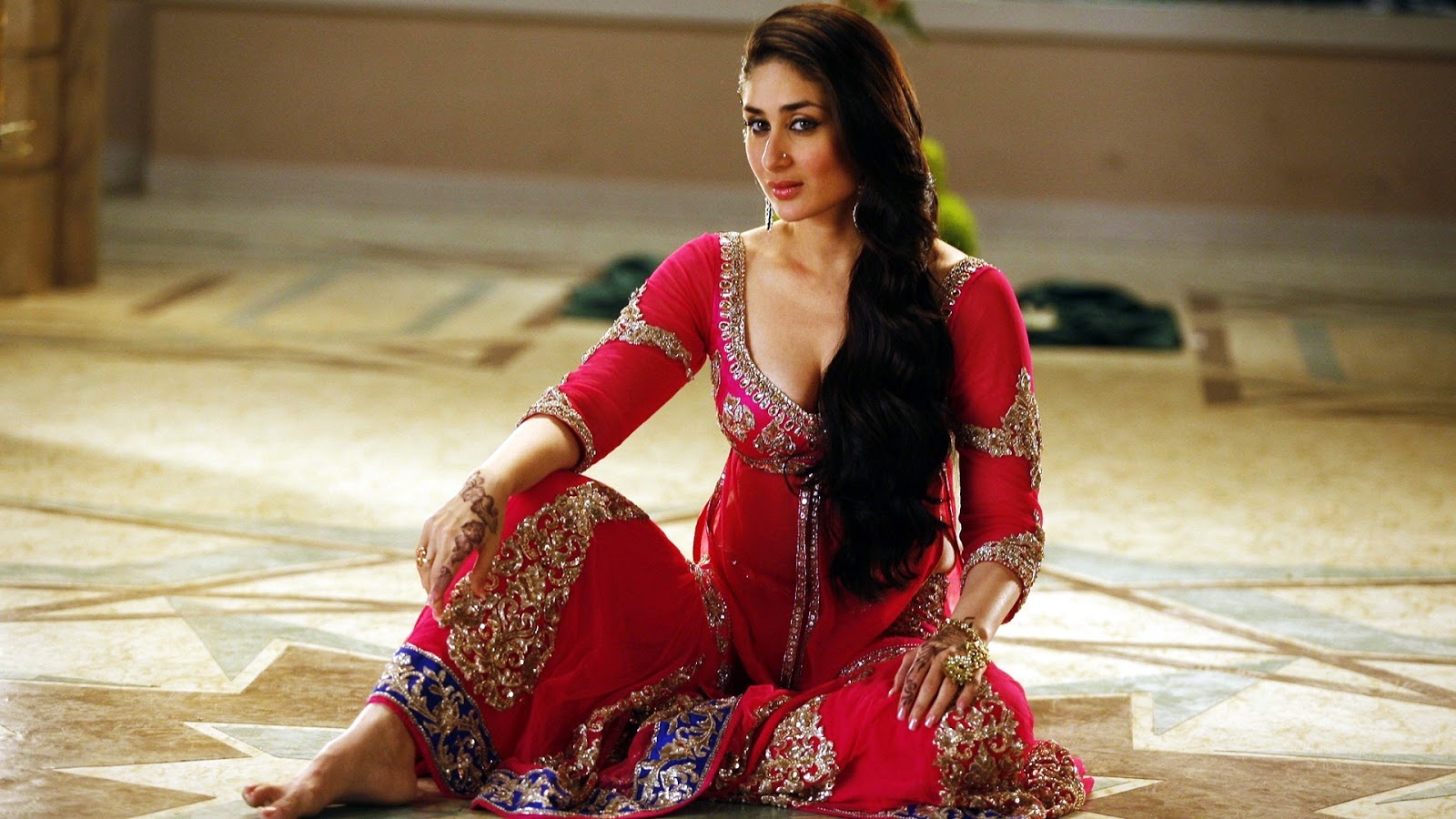 Kareena Kapoor Hot Latest Wallpapers - BOLLYWOOD MOVIES LIST
