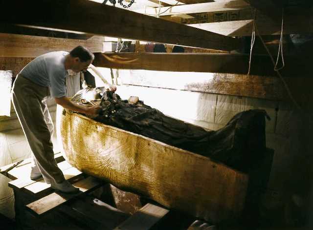 La apertura de la tumba Tutankamón a color