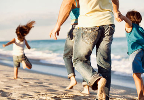 Tips Aman Untuk Travelling Atau Liburan di Pantai Bersama Keluarga Liburan di Pantai Bersama Keluarga