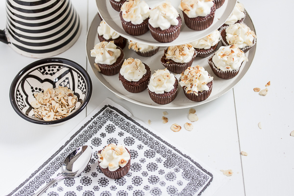 Amalie loves Denmark Mini-Schokoladen-Cupcakes mit Haselnuss-Splittern Amalie loves Denmark Mini-Schokoladen-Cupcakes mit Haselnuss-Splittern