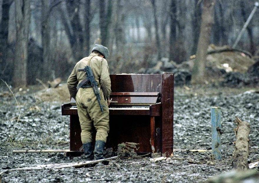 30+of+the+most+powerful+images+ever+-+A+Russian+soldier+playing+an+abandoned+piano+in+Chechnya+in+1994.jpg