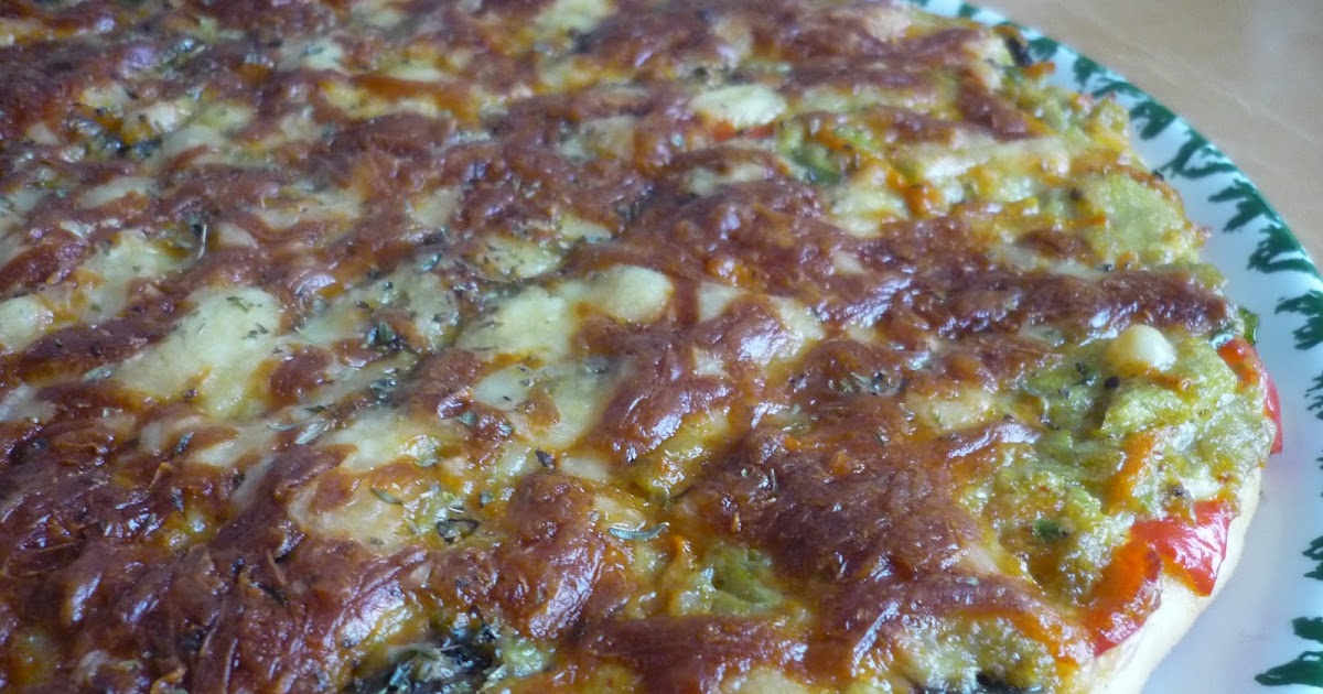 Emel Mutfakta vejetaryen pizza. ( sebzeli pizza.)