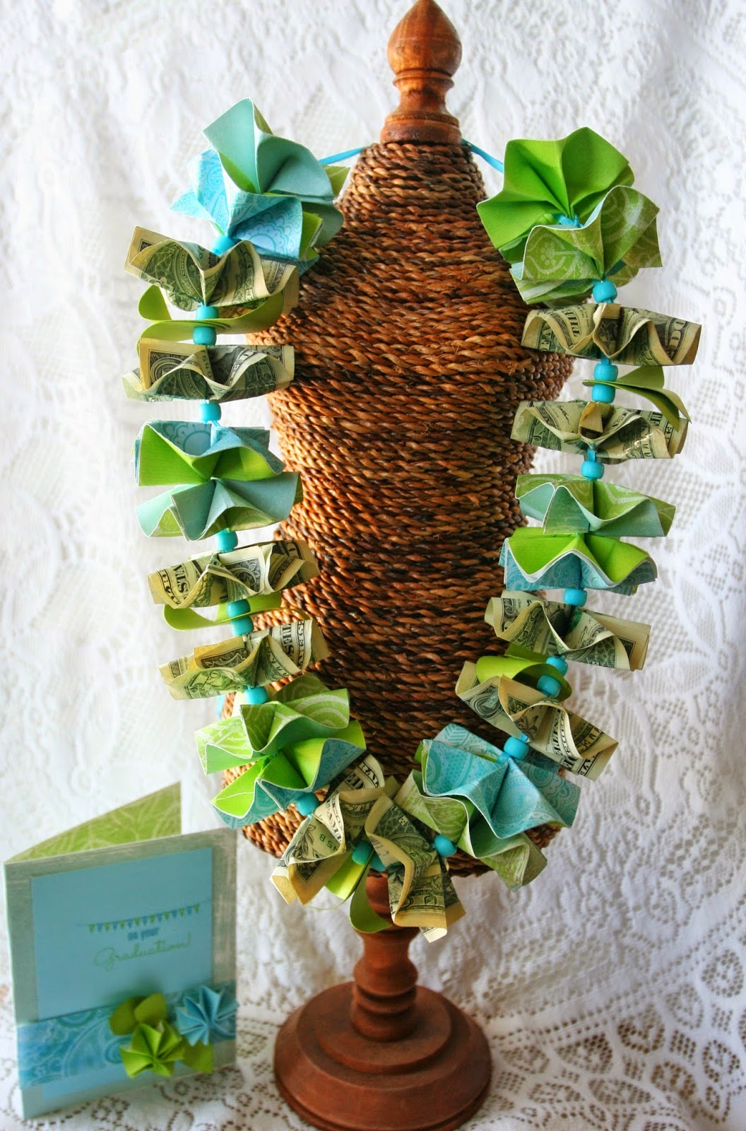 Adventures of a BusyBee Money and Paper LEI Tutorial Money lei, Kids craft gifts, Graduation