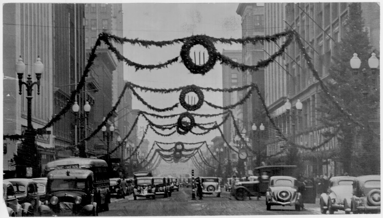 Some vintage Christmas pictures of downtown Minneapolis: – Hubert White