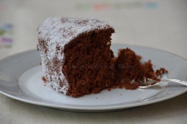 torta cioccolato e cocco con copertura di nutella.