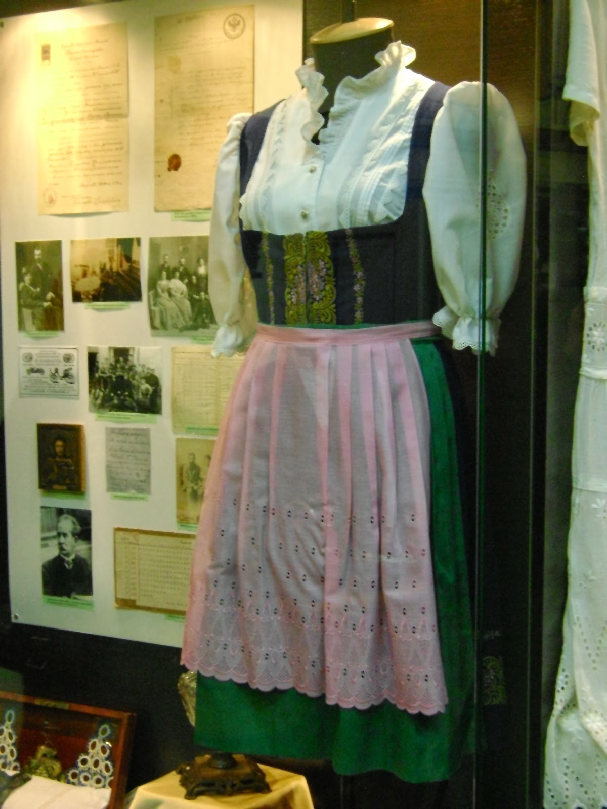 Mykolajiwer Zentralgebietsgesellschaft Der Deutschen Und Der Deutschen Jugend Wiedergeburt Die Ausstellungseroffnung Die Deutschen In Mykolajiw Die Vergangenheit Und Die Gegenwart