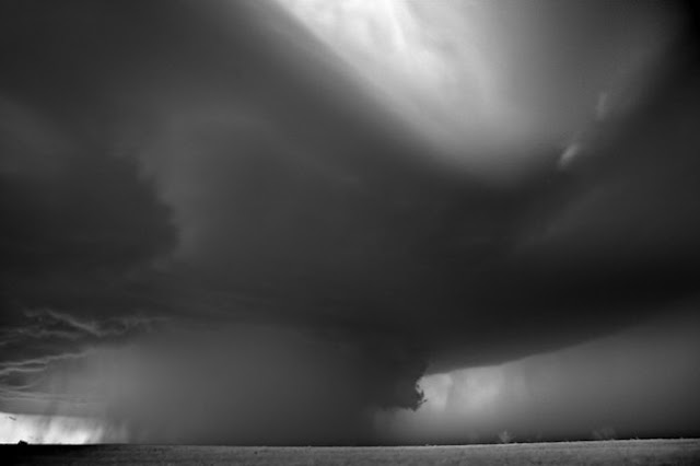 Черно-белые фотографии ураганов и смерчей Мича Доброунера