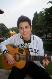 Foto Kevin Julio sedang main gitar Foto Kevin Julio sedang main gitar