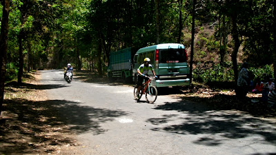 Sampailah rombongan di Wana Wisata Coban Rondo.