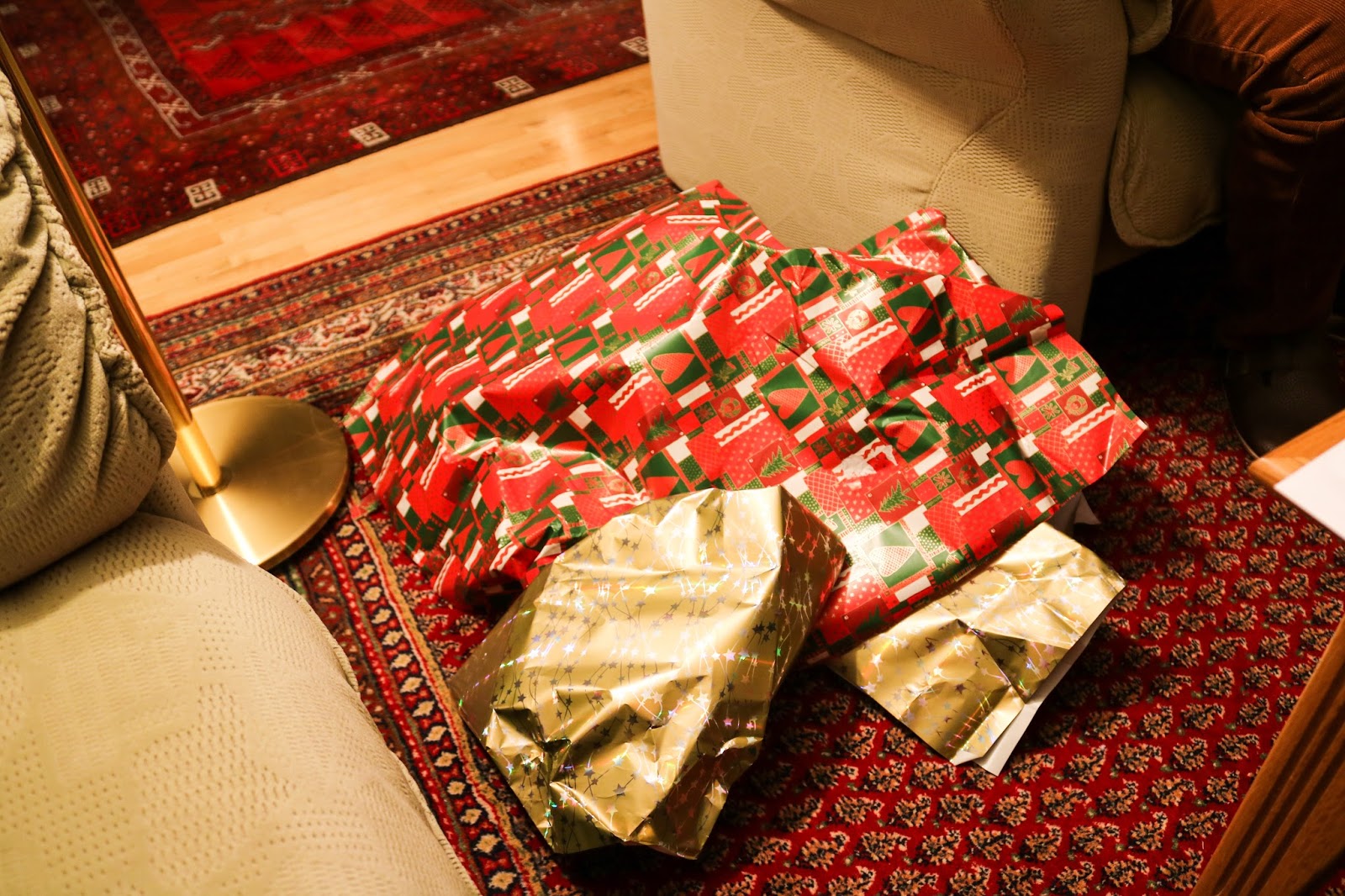 Frohe Ostern Fluffige Himbeer Kuchlein Und Ein Geschenk Fur Euch