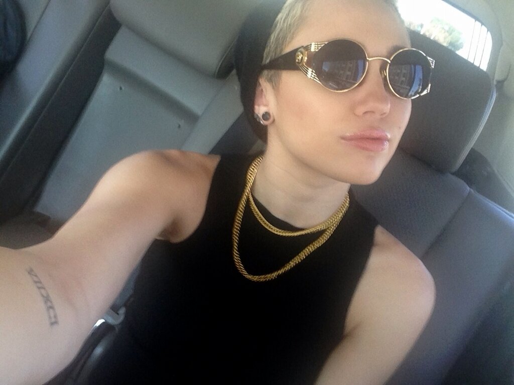 Miley Cyrus News - Unofficial Fan Blog Web Science and Digital Libraries Research Group: 2013-05 ...