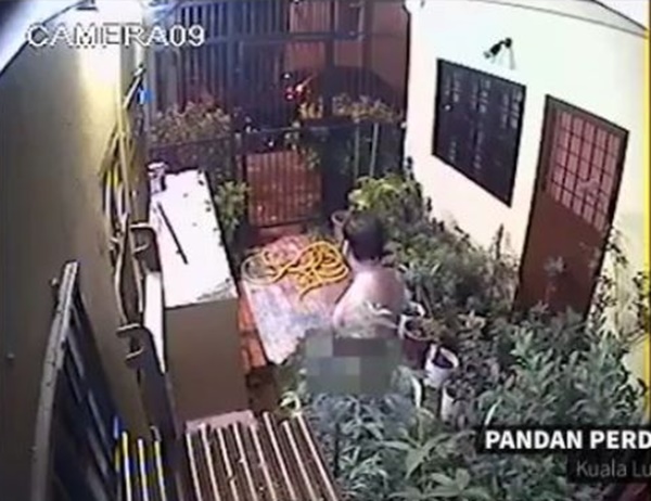 KANTOI! Aksi Tidak Senonoh Jiran Berjaya Dirakam Dua Beranak KANTOI! Aksi Tidak Senonoh Jiran Berjaya Dirakam Dua Beranak