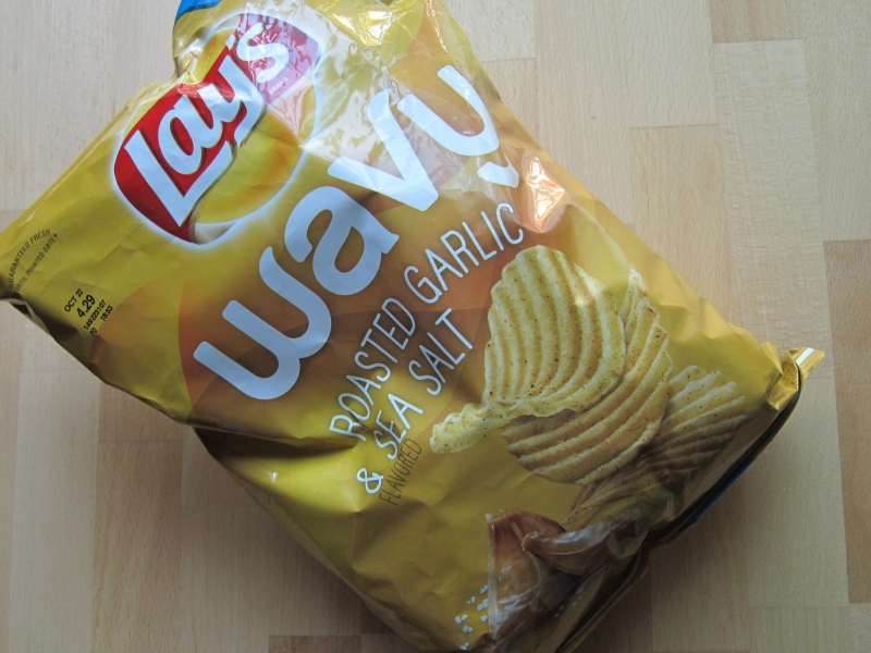 Review Frito Lay Roasted Garlic & Sea Salt Wavy Lay's Potato Chips