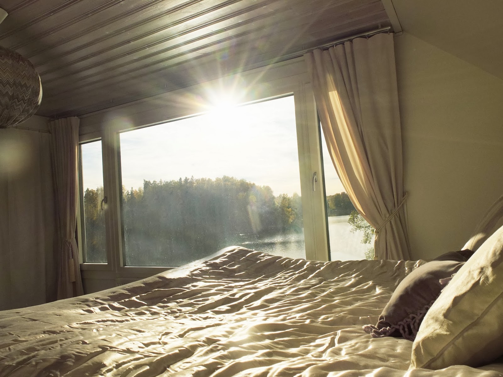 A house by a lake: sovrummet i olika ljus