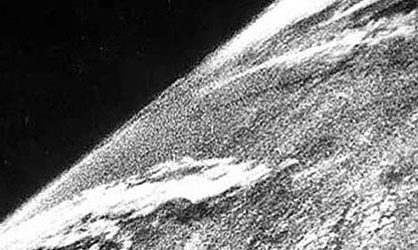 14. Photo luar angkasa yang pertama kali diambil (1946) 