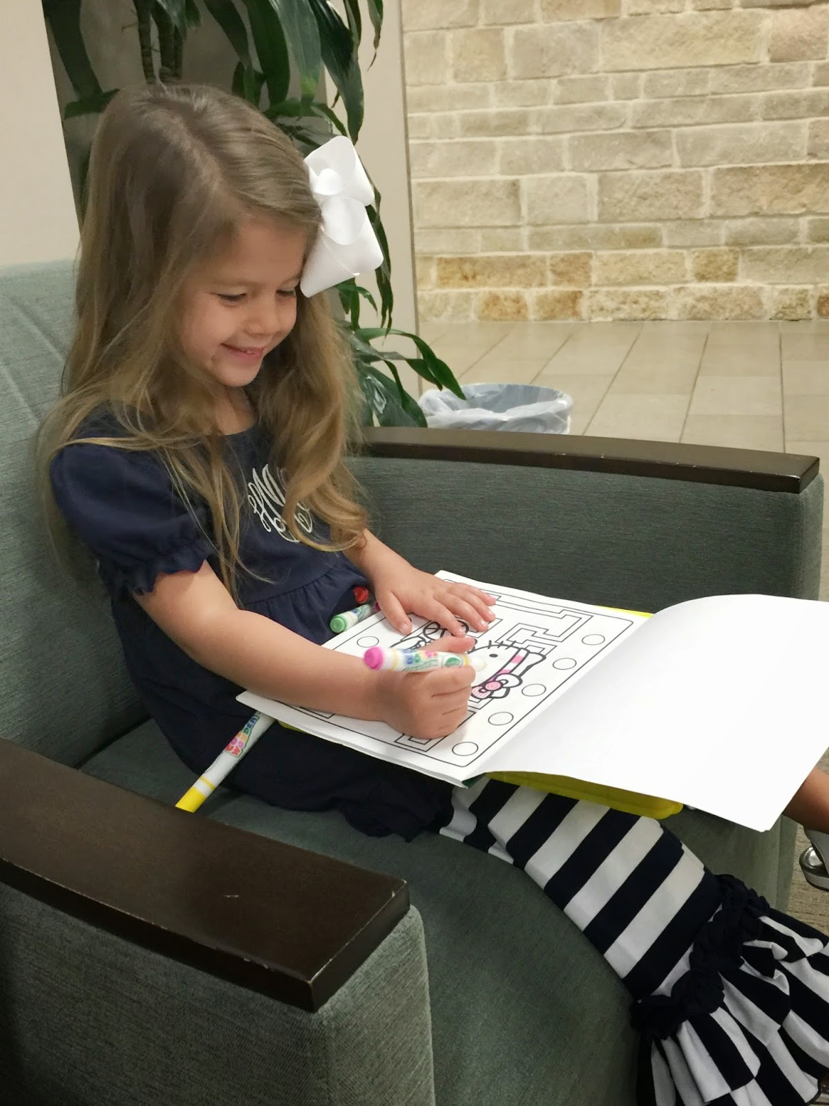 While I'm Waiting... 15 ways to entertain a toddler while waiting...