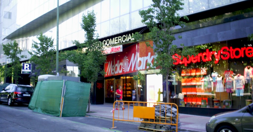 Madrid andando Nuevo Media Markt en la Castellana