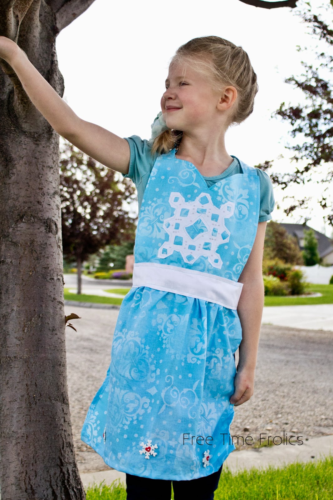 Elsa inspired apron www.freetimefrolics.com