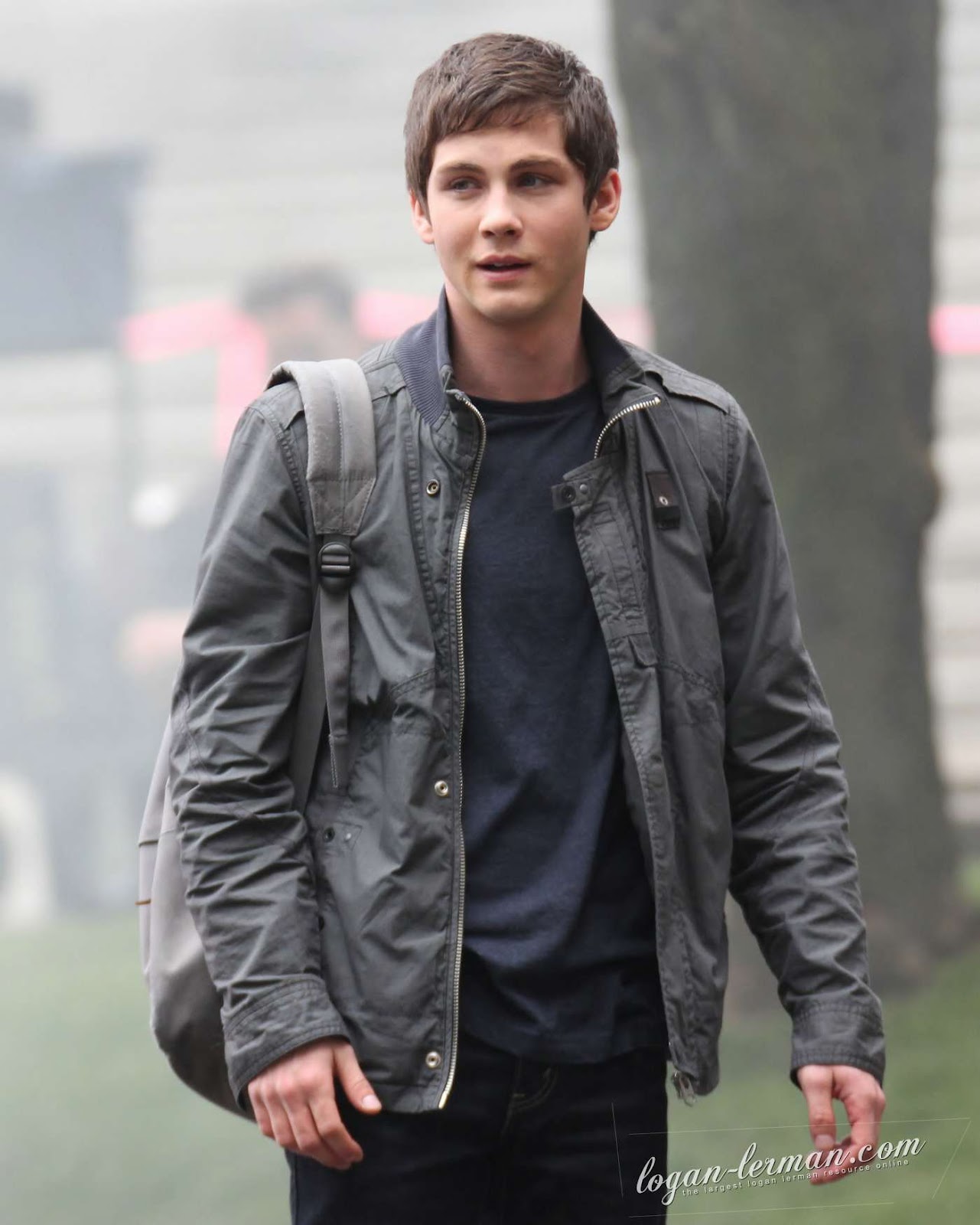 http://2.bp.blogspot.com/-qf8Nv2A6r-E/UBJlbFL2sHI/AAAAAAAABN0/g4Gw8fIiBvg/s1600/Logan-Lerman-02.jpg