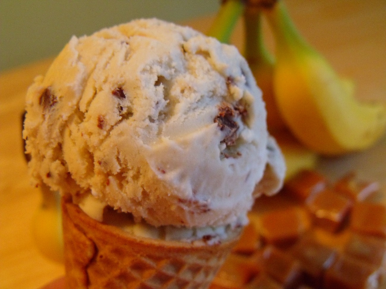 Clever, Crafty, Cookin' Mama: Banana Caramel Ice Cream with Chocolate