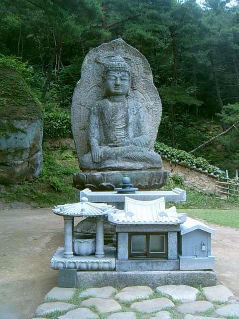 경주 남산 미륵곡 석조여래좌상