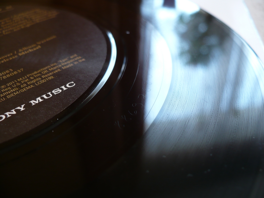 http://2.bp.blogspot.com/-qln5SyhItoM/Ta2xyJzJ2yI/AAAAAAAACUU/Dx1ud7z-fvU/s1600/hollywood_tonight-behind_the_mask_7inch_vinyl_886978808370_B1_matrix1.jpg