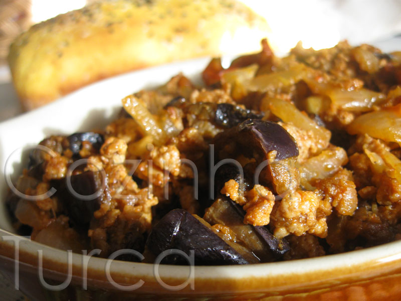 Estufado de Beringelas Secas com Carne Picada (Patlıcan Oturma)