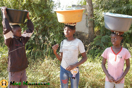 meninos algures em maputo